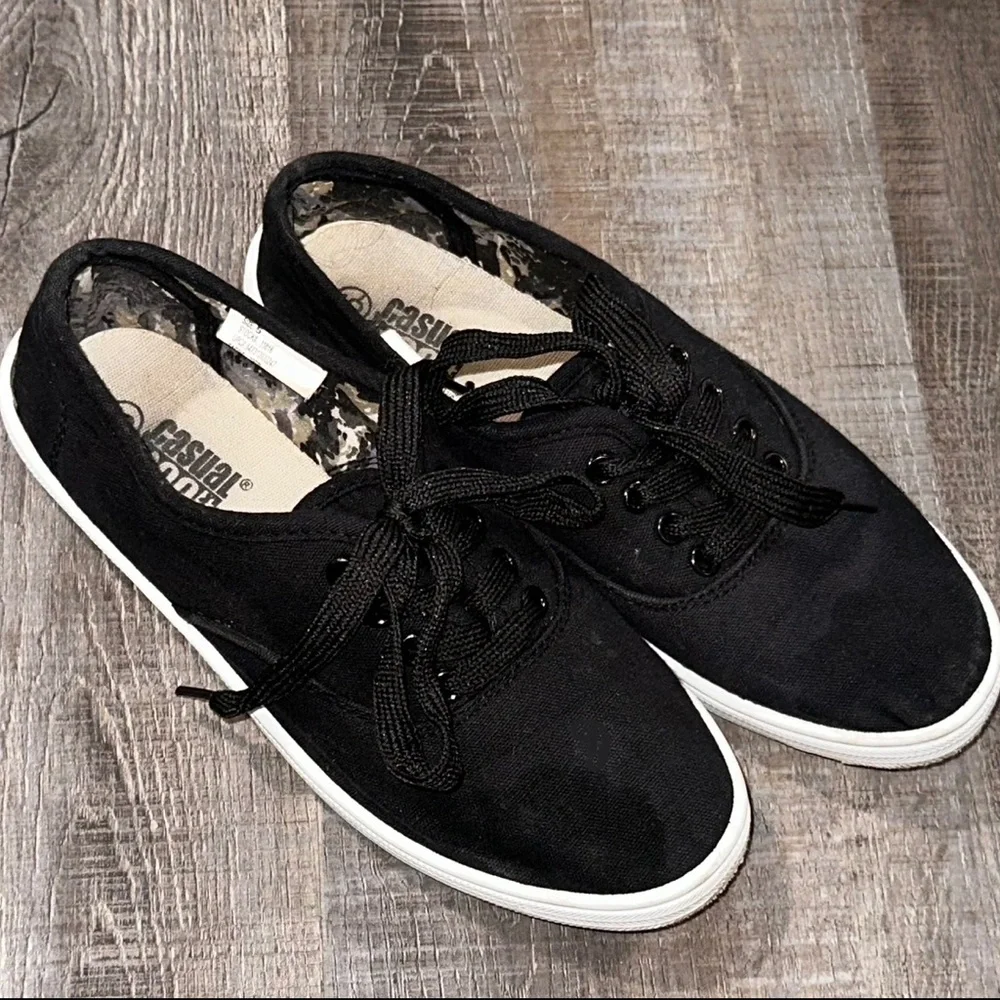 💞 Youth Size 5 Black Lace Up Sneakers